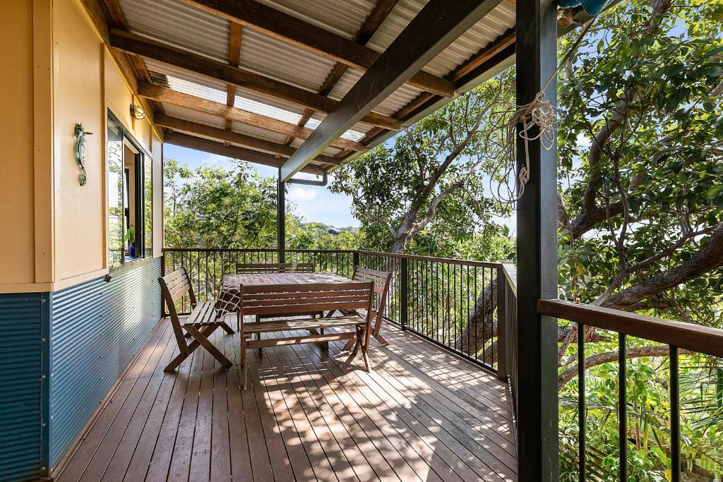 En balkong eller terrasse på COASTING - Straddie Style Beach House