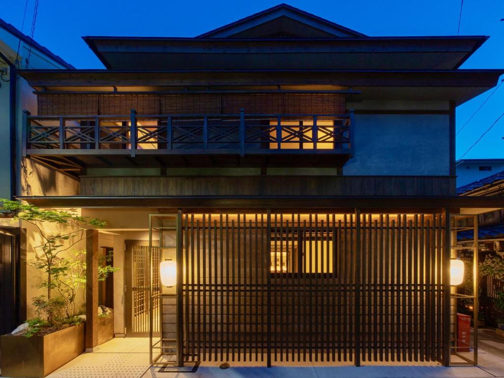 uma casa com um portão em frente em THE MACHIYA KAZAHAYA em Quioto