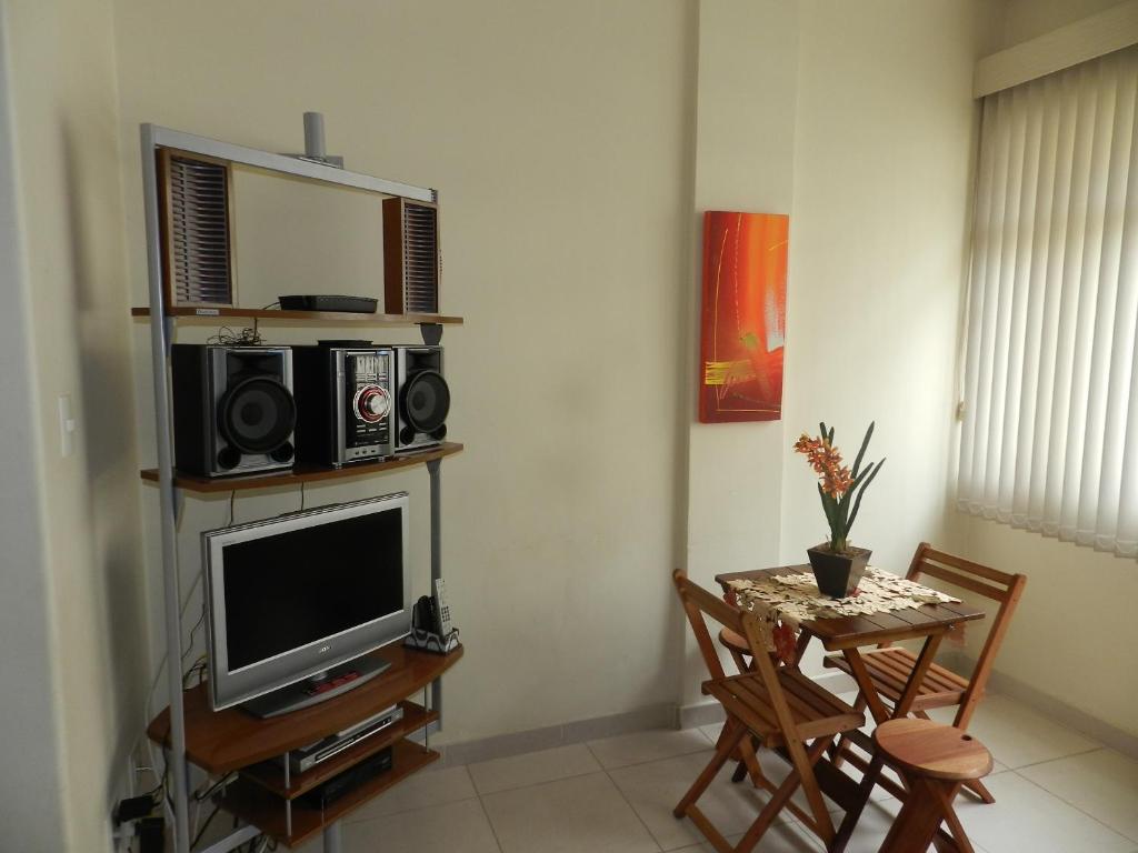Télévision ou salle de divertissement dans l'établissement Apartamento Temporada Copacabana