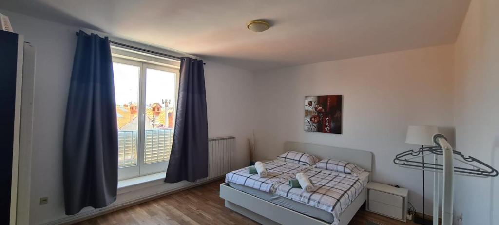 een slaapkamer met een bed en een groot raam bij Gorgeous Sea View Apartment Izola MI1 in Izola