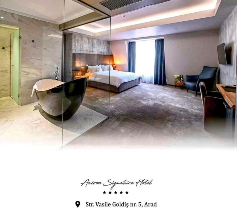 - une chambre d'hôtel avec un lit et une baignoire dans l'établissement Aniroc Signature Hotel, à Arad