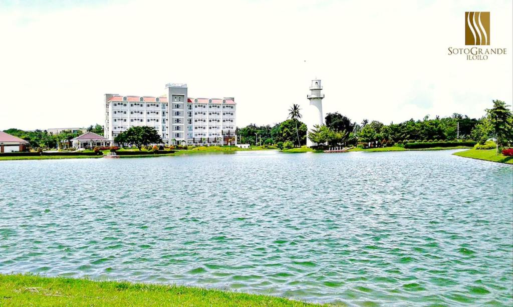 Výhled na řeku, která protéká v blízkosti hotelu