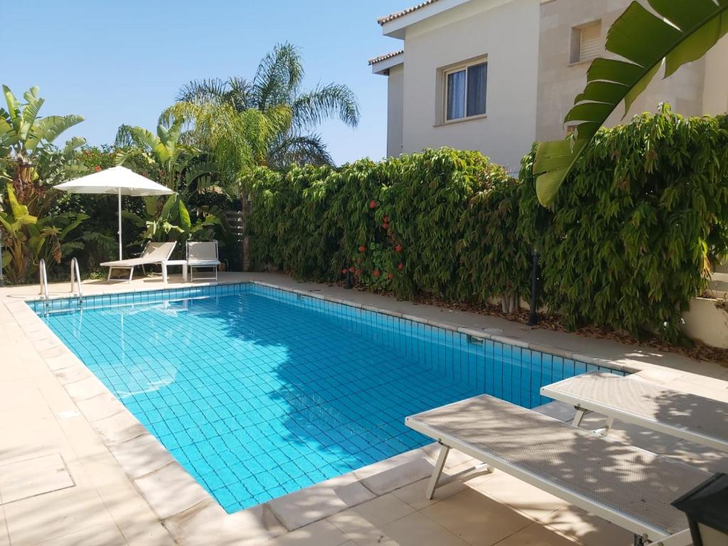 een zwembad voor een huis bij Anthorina Villa 5 in Protaras