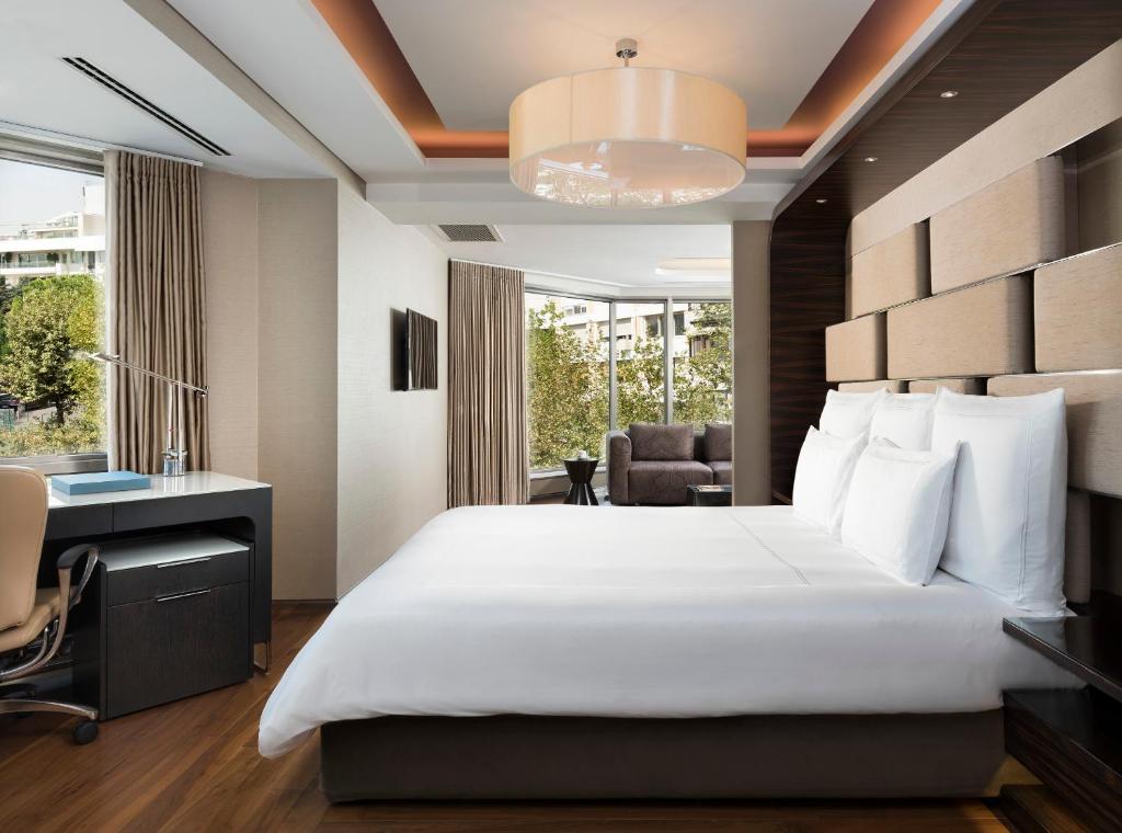 Кровать или кровати в номере Swissotel The Bosphorus Istanbul