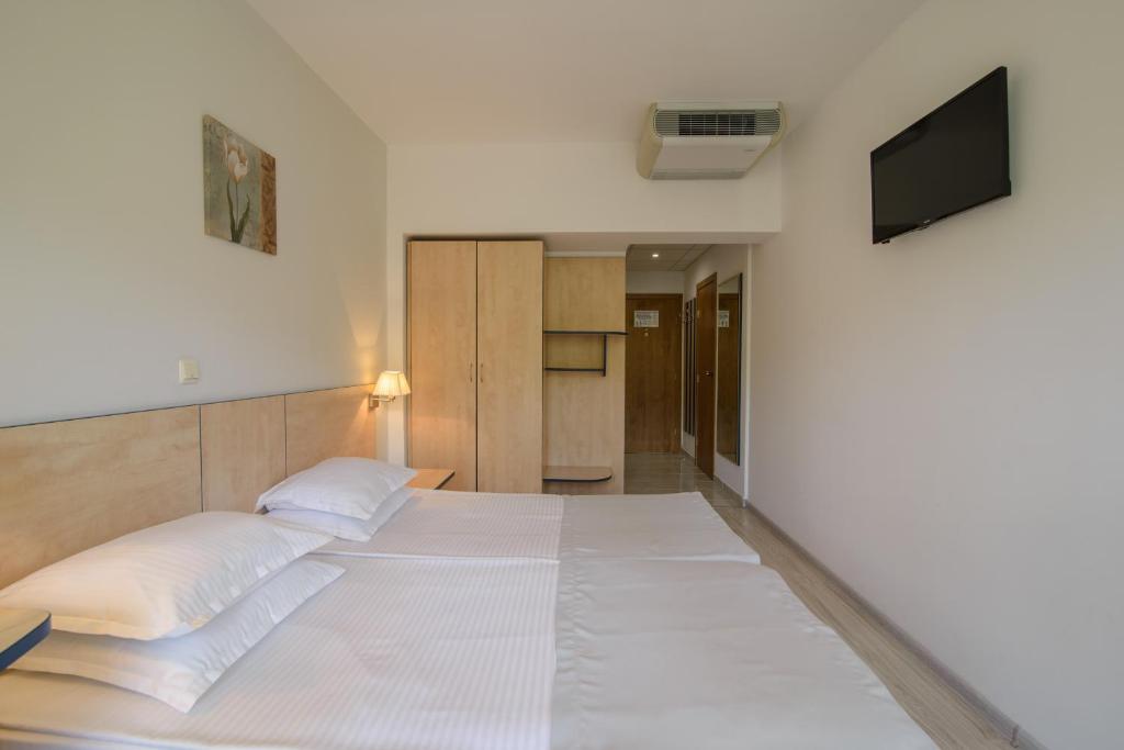 Economy Twin Room with Park View and balcony