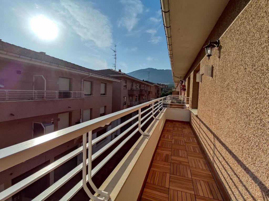 uma varanda de um edifício com vista para a rua em Acogedor apartamento junto a la Plaza em Villasana de Mena