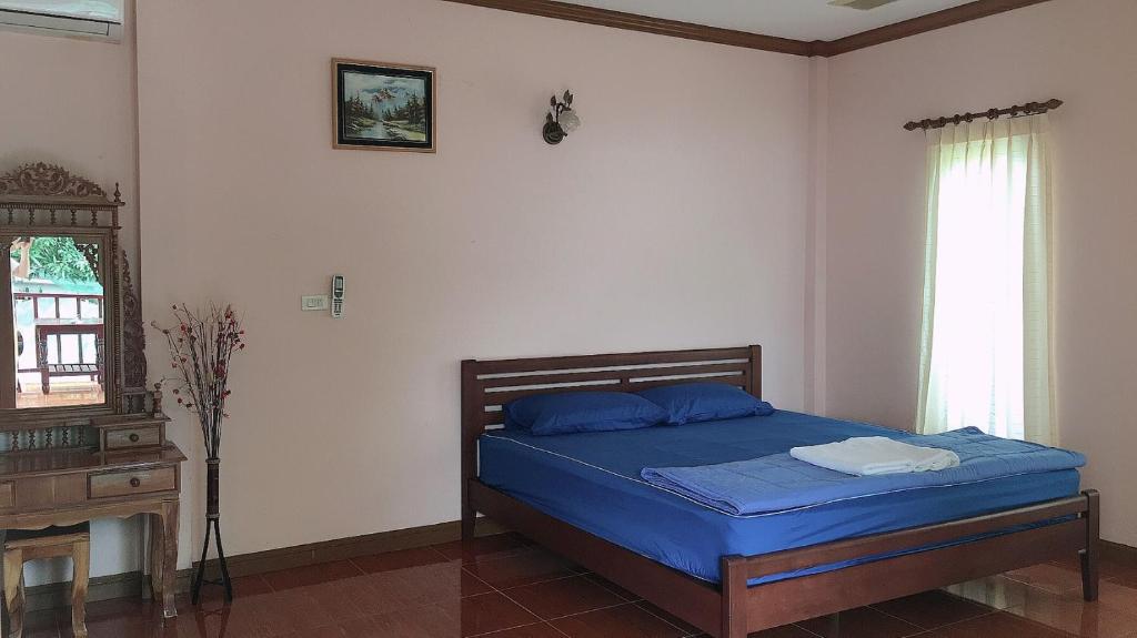 Säng eller sängar i ett rum på Phatra Hostel