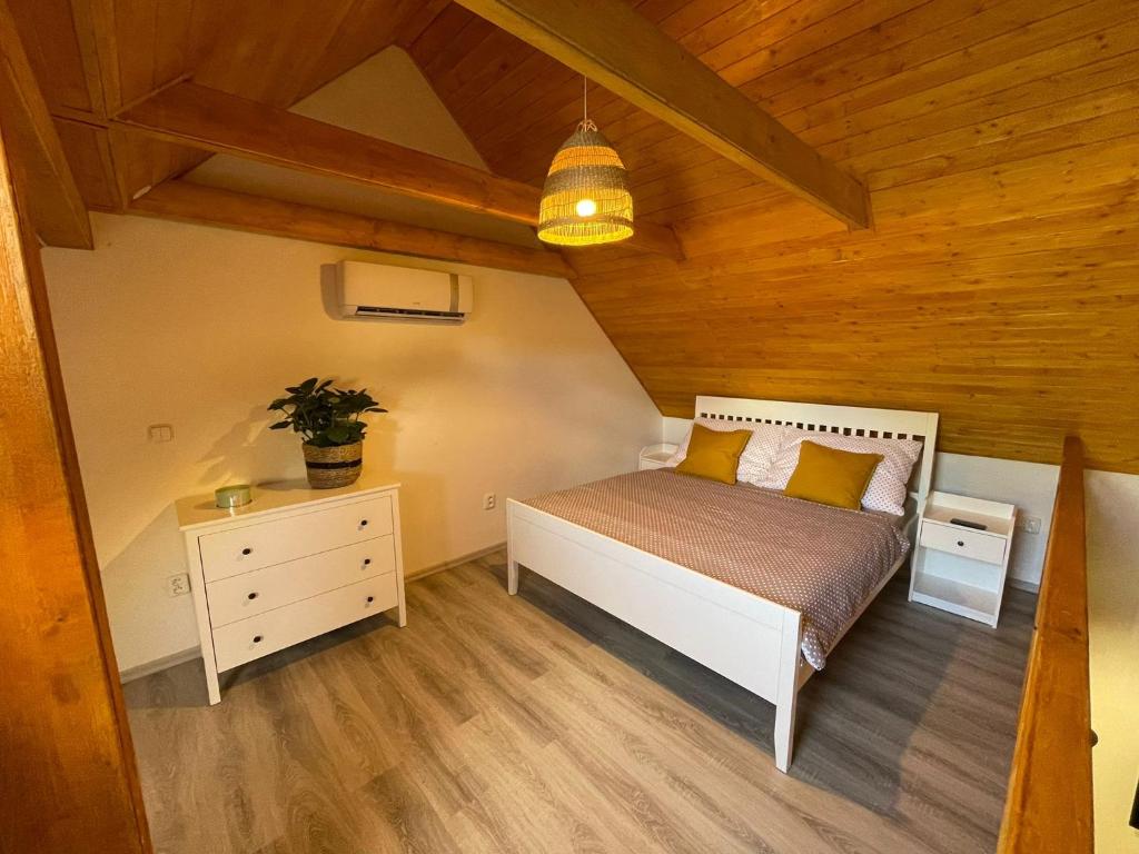 Postel nebo postele na pokoji v ubytování Vinný sklep u Mňa