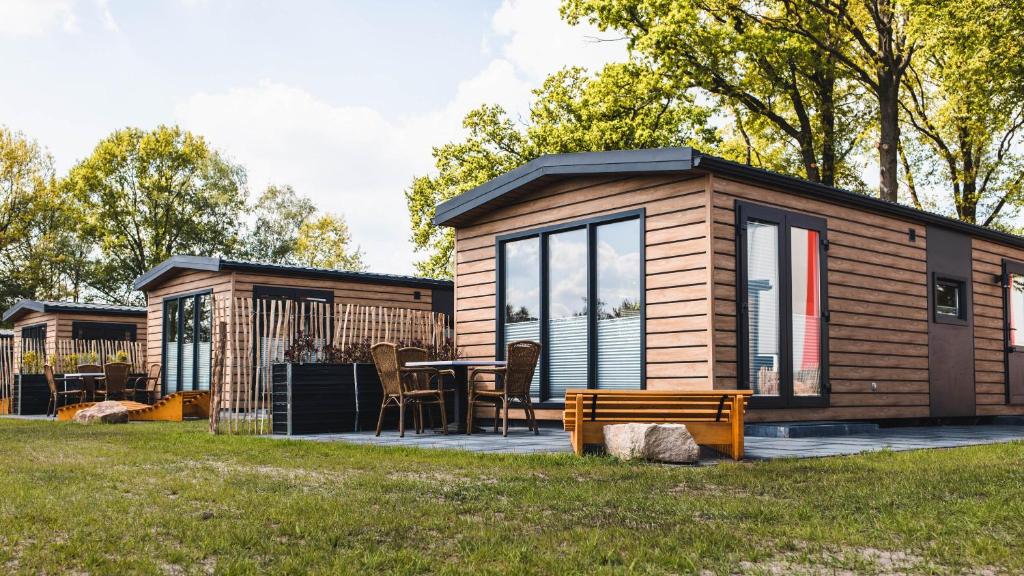 una casa pequeña con una mesa y un banco en Auszeit am Alfsee, im Lichterwald, en Rieste