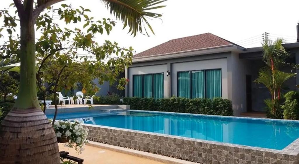 Bazén v ubytování BaanMee Phuket SHA Plus nebo v jeho okolí