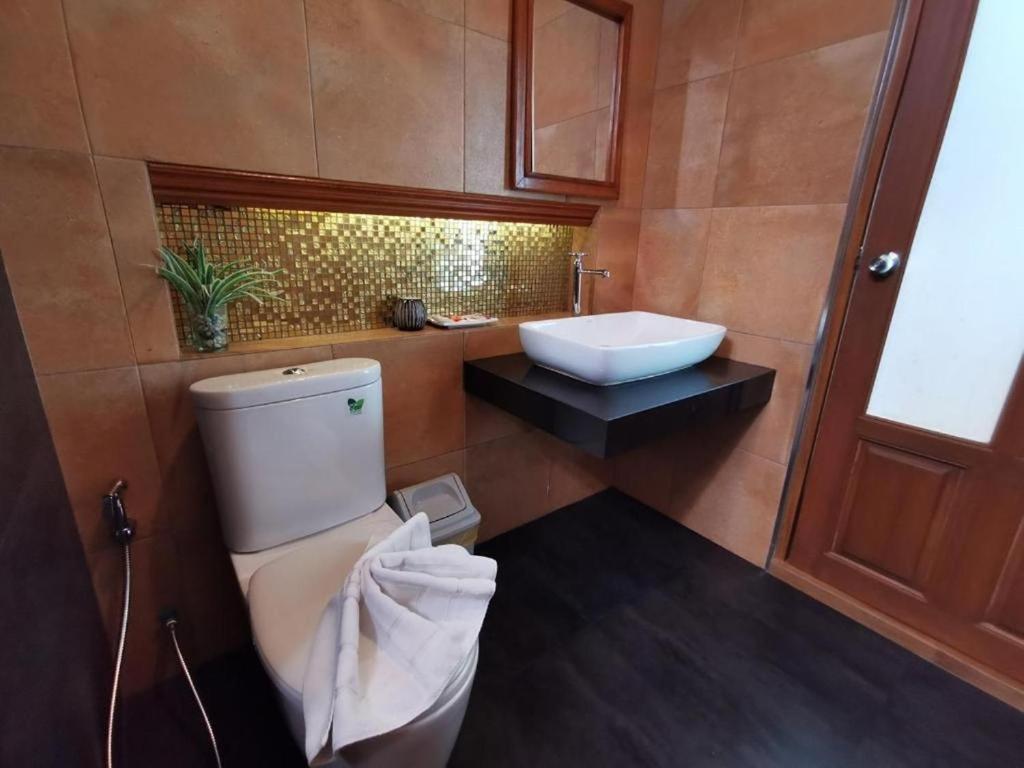 Koupelna v ubytování BaanMee Phuket SHA Plus