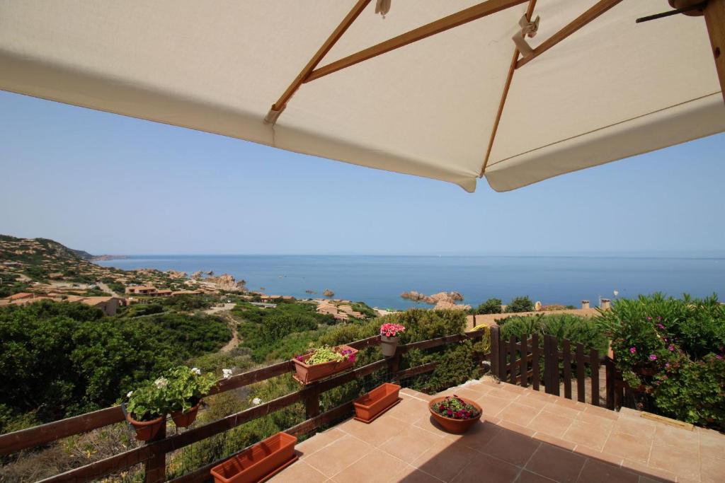 un patio con vistas al océano en Casa Mira con piscina e bellissima vista mare en Costa Paradiso