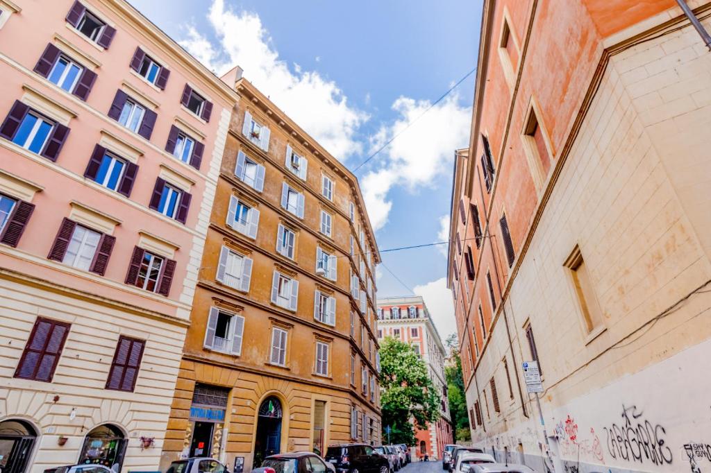 szereg budynków w mieście z zaparkowanymi samochodami w obiekcie When in Trastevere w Rzymie