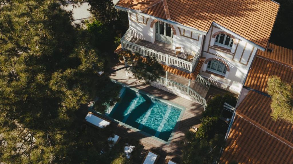 uma vista superior de uma casa com piscina em Hôtel Hemen em Saint-Palais-sur-Mer