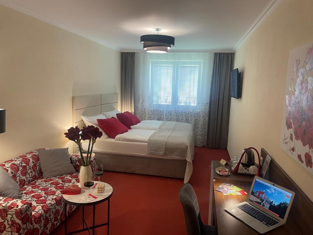 Postel nebo postele na pokoji v ubytování Hotel Garni Expo