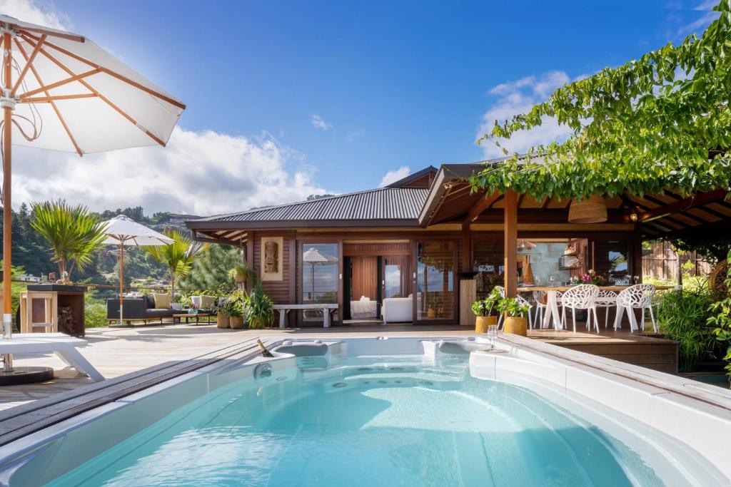 Sundlaugin á Villa Manuiti, balinese luxury home - private swim SPA, ocean view - OFYR BBQ - KoÏ pond eða í nágrenninu