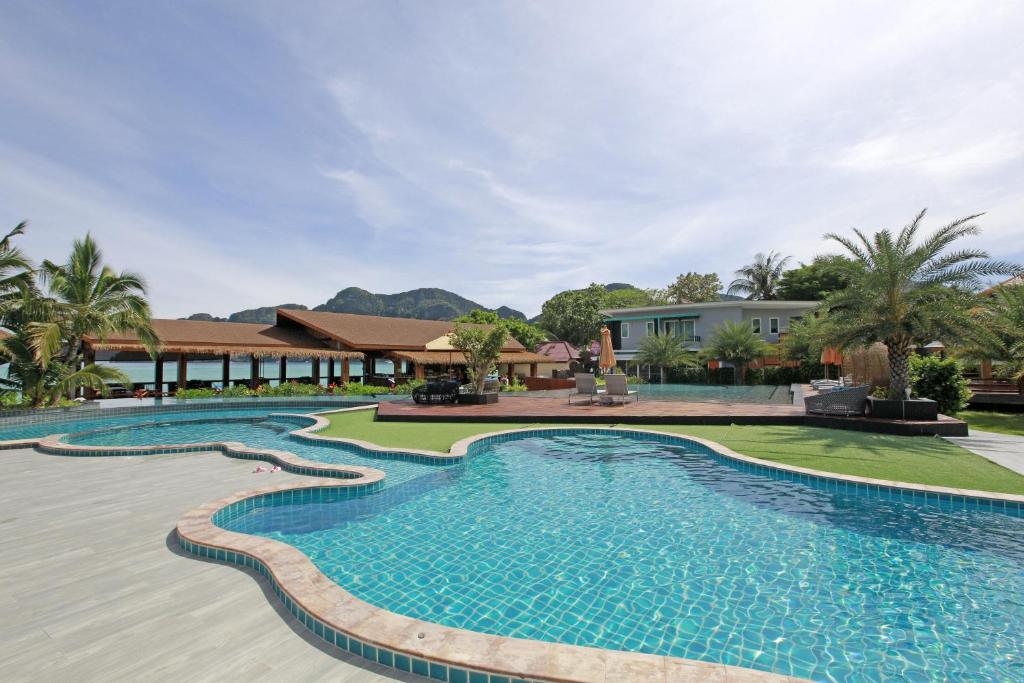 una foto di una piscina in un resort di Phi Phi Andaman Beach Resort a Phi Phi Don