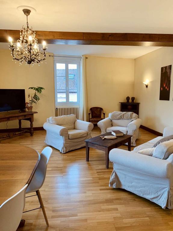 Część wypoczynkowa w obiekcie Maison entière aux portes du canal de Bourgogne