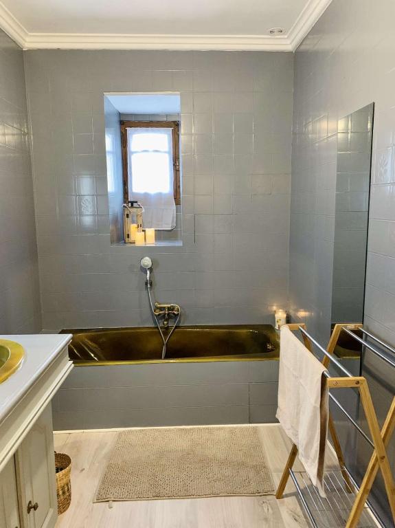 łazienka z wanną i oknem w obiekcie Maison entière aux portes du canal de Bourgogne w mieście Pouilly-en-Auxois