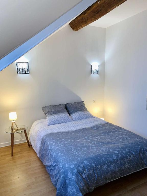 Łóżko lub łóżka w pokoju w obiekcie Maison entière aux portes du canal de Bourgogne