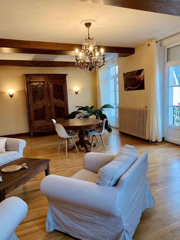 Część wypoczynkowa w obiekcie Maison entière aux portes du canal de Bourgogne