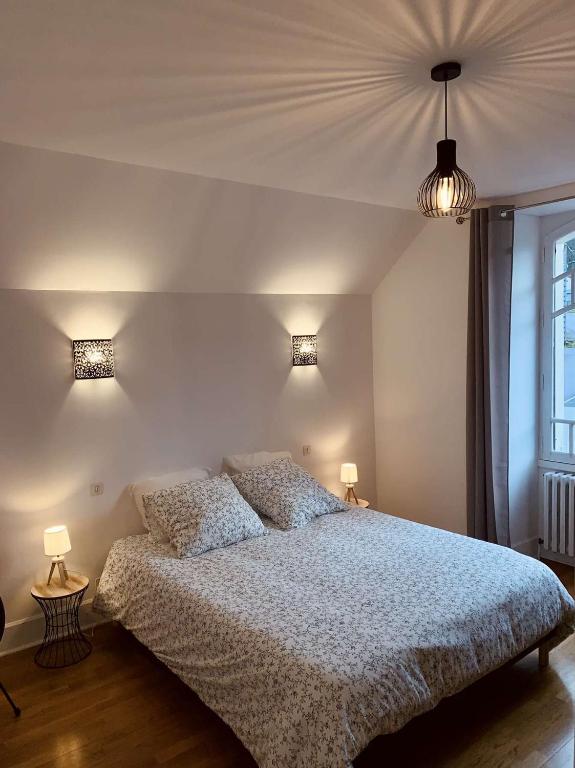 sypialnia z łóżkiem i dwiema lampami w obiekcie Maison entière aux portes du canal de Bourgogne w mieście Pouilly-en-Auxois