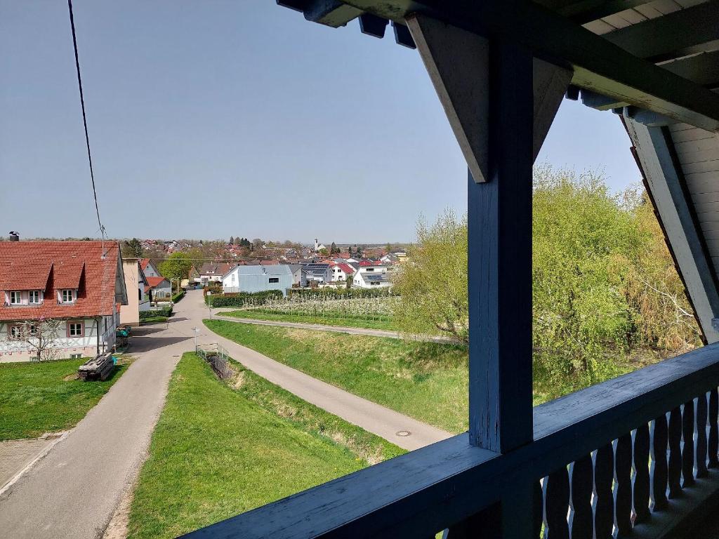 una ventana con vistas a una casa con carretera en Ferienwohnung Reinbold, en Durbach