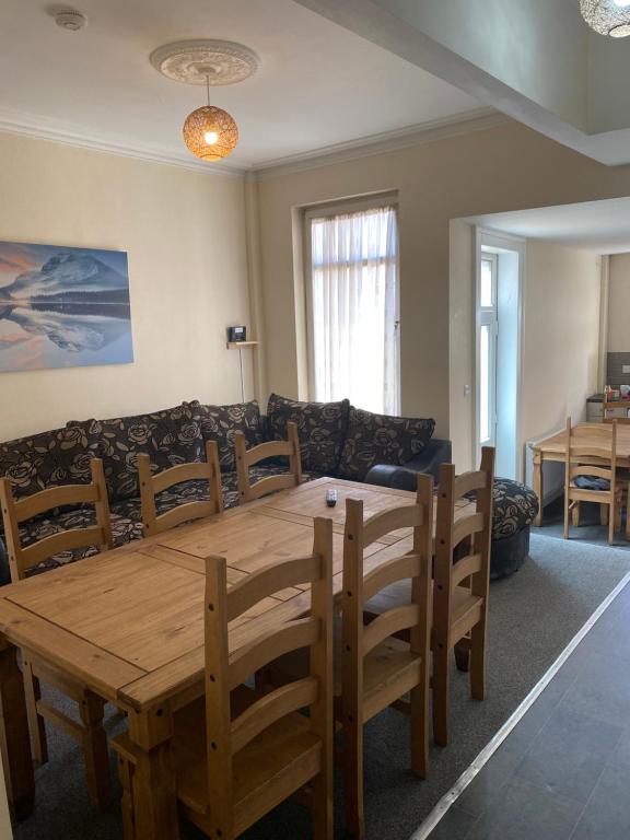 uma sala de estar com uma mesa de madeira e um sofá em Aegir House em Gainsborough