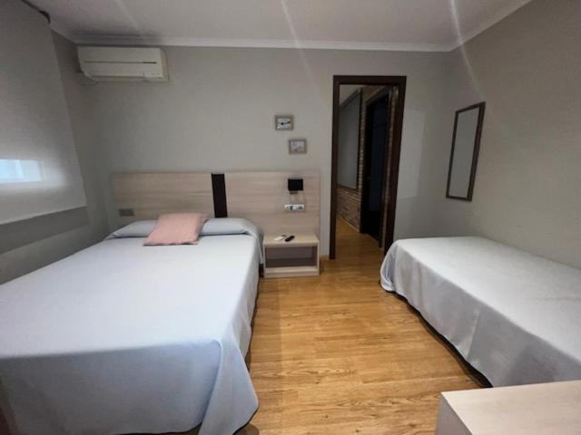 Postel nebo postele na pokoji v ubytování Hostal Crisami