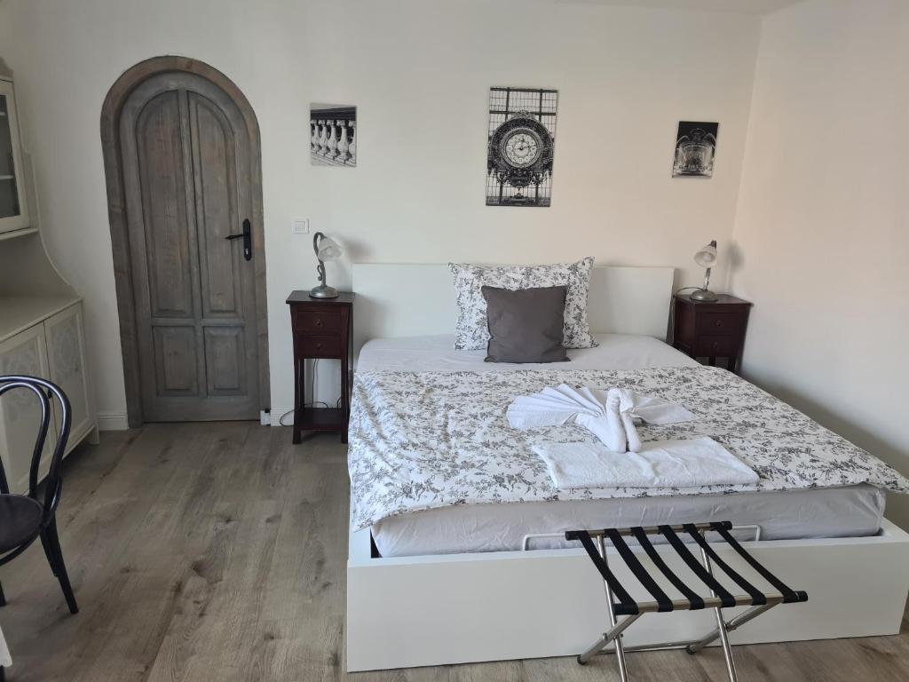 Postel nebo postele na pokoji v ubytování Airport Rooms
