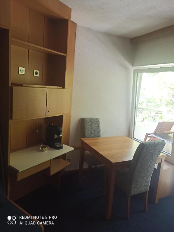 ein kleines Zimmer mit einem Tisch, Stühlen und einem Fenster in der Unterkunft Haus Zerfreila in Vals