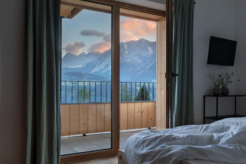 Vista generica sulle montagne o vista sulle montagne dall'interno dell'aparthotel