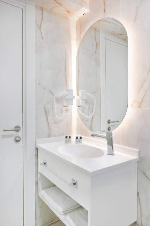 A bathroom at Silvana Hotel