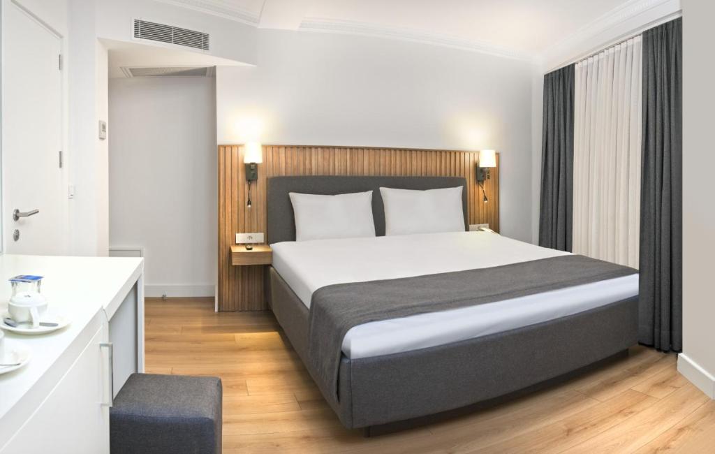 A bed or beds in a room at Silvana Hotel
