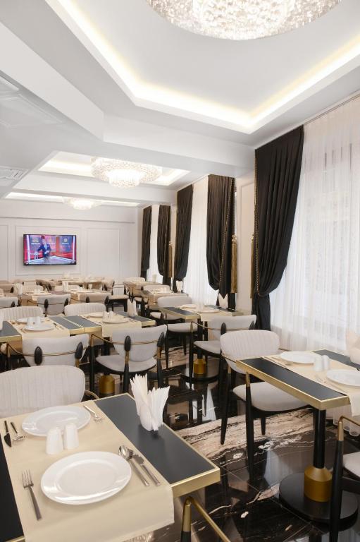 A restaurant or other place to eat at Silvana Hotel