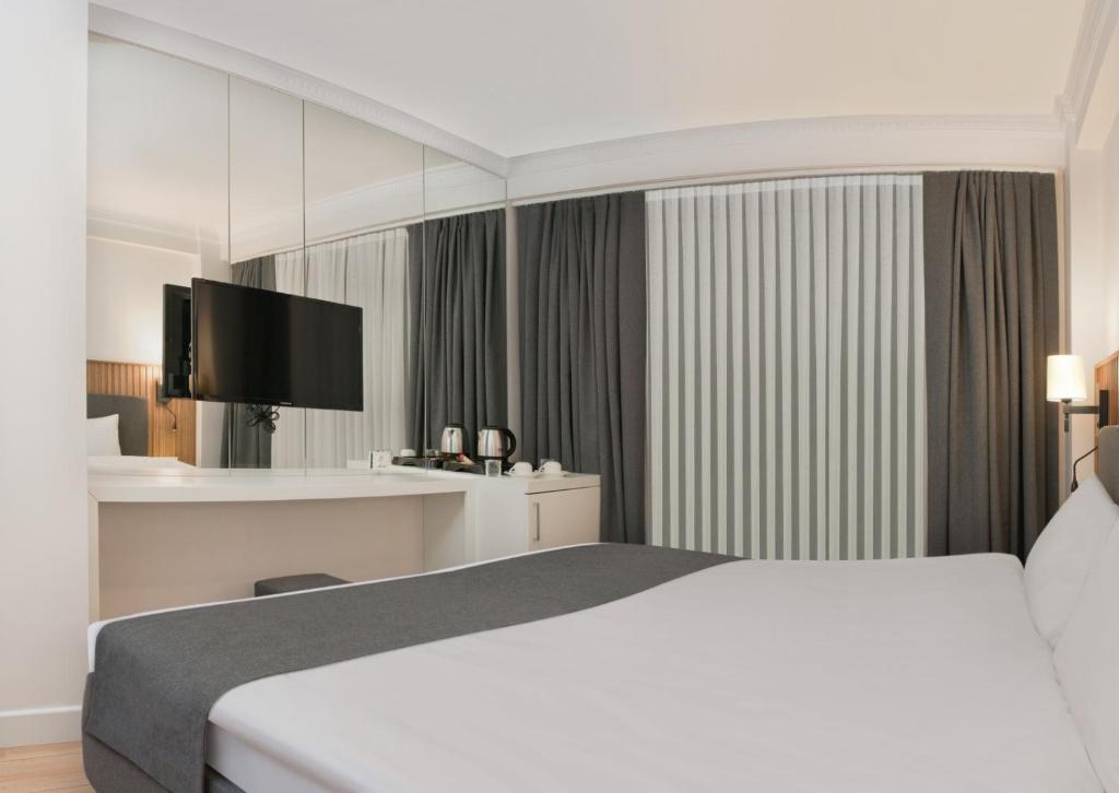 A bed or beds in a room at Silvana Hotel