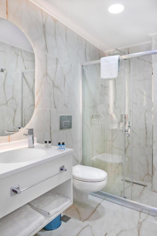A bathroom at Silvana Hotel