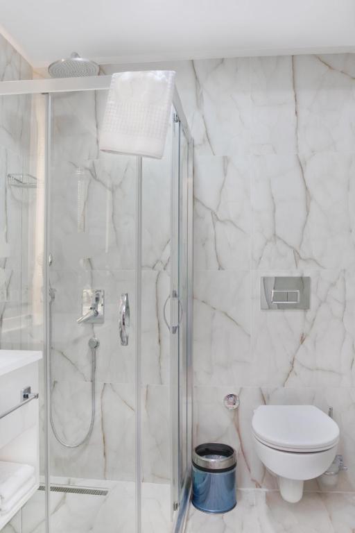 A bathroom at Silvana Hotel