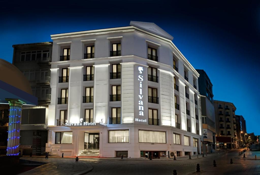um edifício branco com um cartaz em Silvana Hotel em Istambul