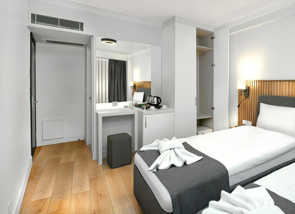 A bed or beds in a room at Silvana Hotel