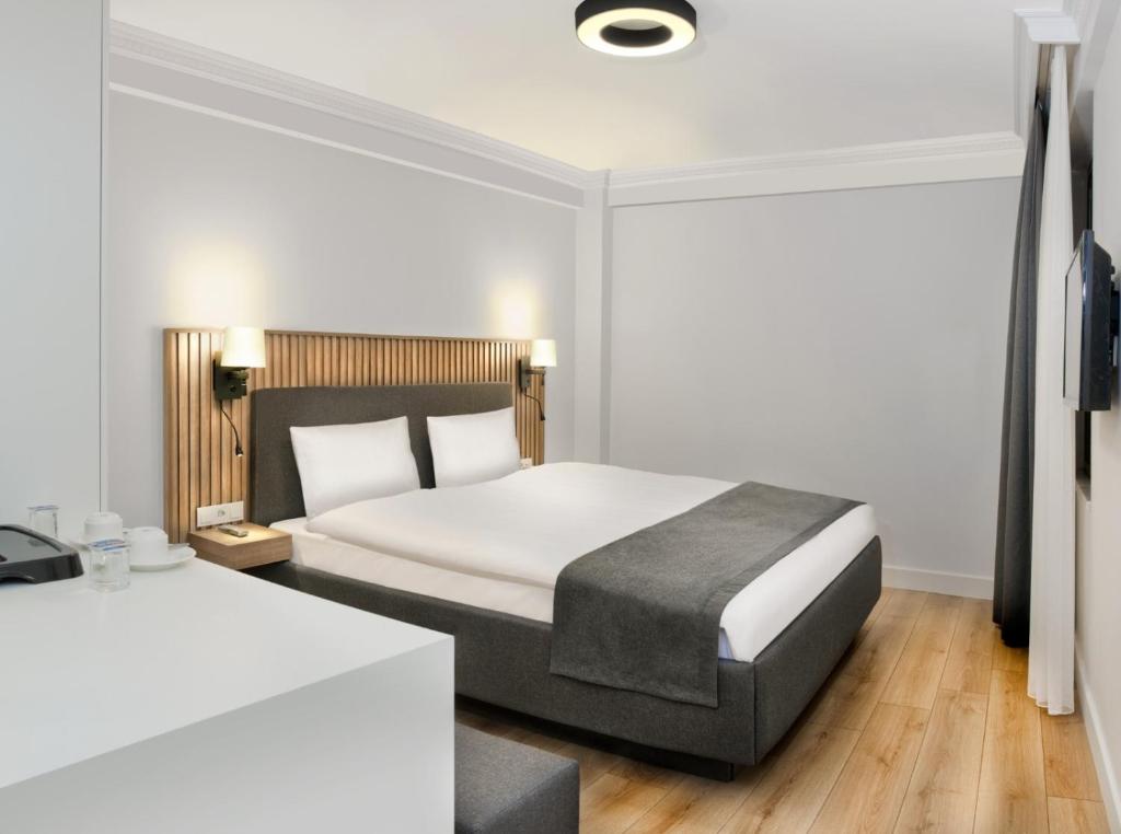 A bed or beds in a room at Silvana Hotel