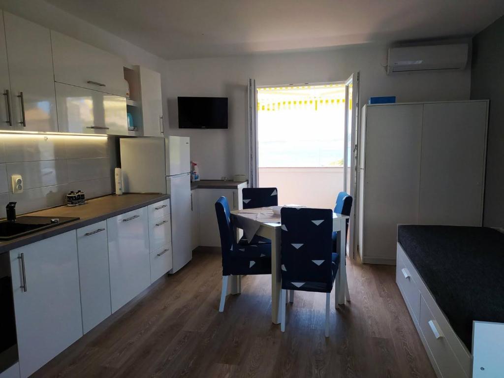 Kuchyň nebo kuchyňský kout v ubytování Apartments Ljerka