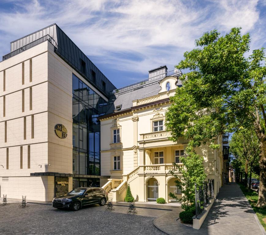 um carro estacionado em frente a um edifício em Maestral em Lviv