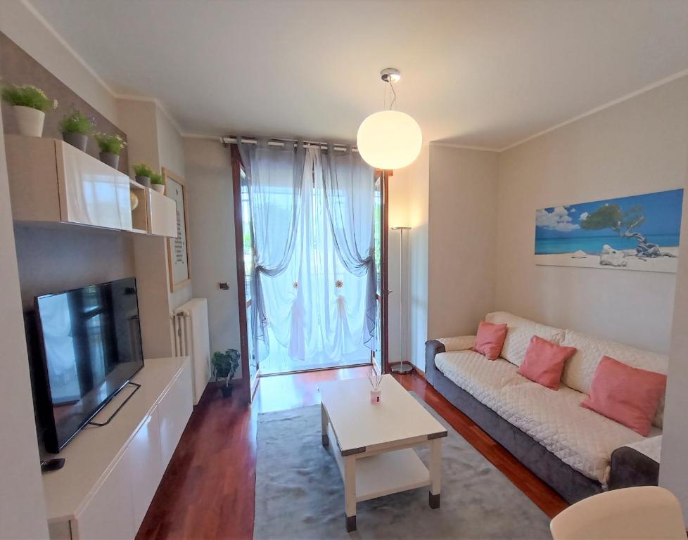 salon z kanapą i stołem w obiekcie Parco Dora View Apartment w Turynie