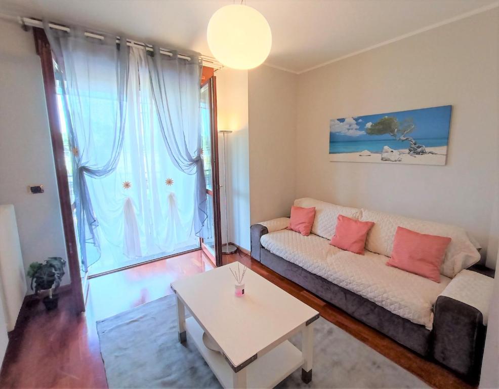 salon z kanapą i stołem w obiekcie Parco Dora View Apartment w Turynie