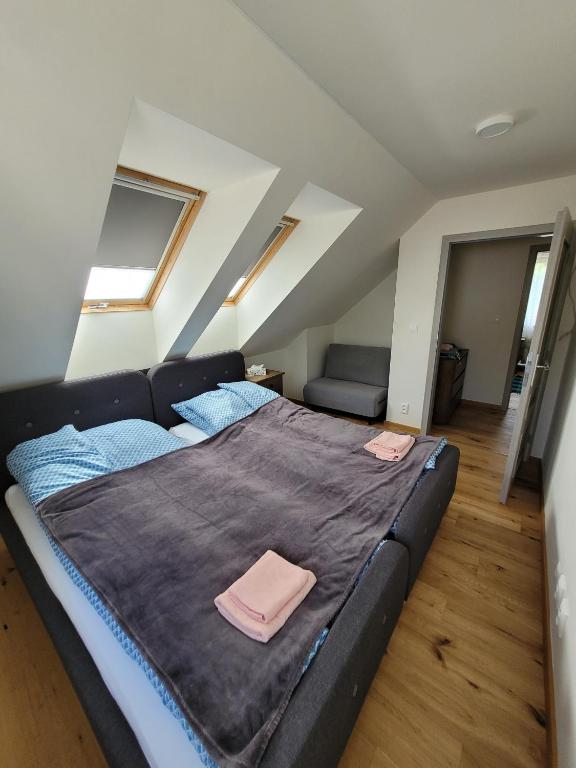Postel nebo postele na pokoji v ubytování Artur Apartment Myto
