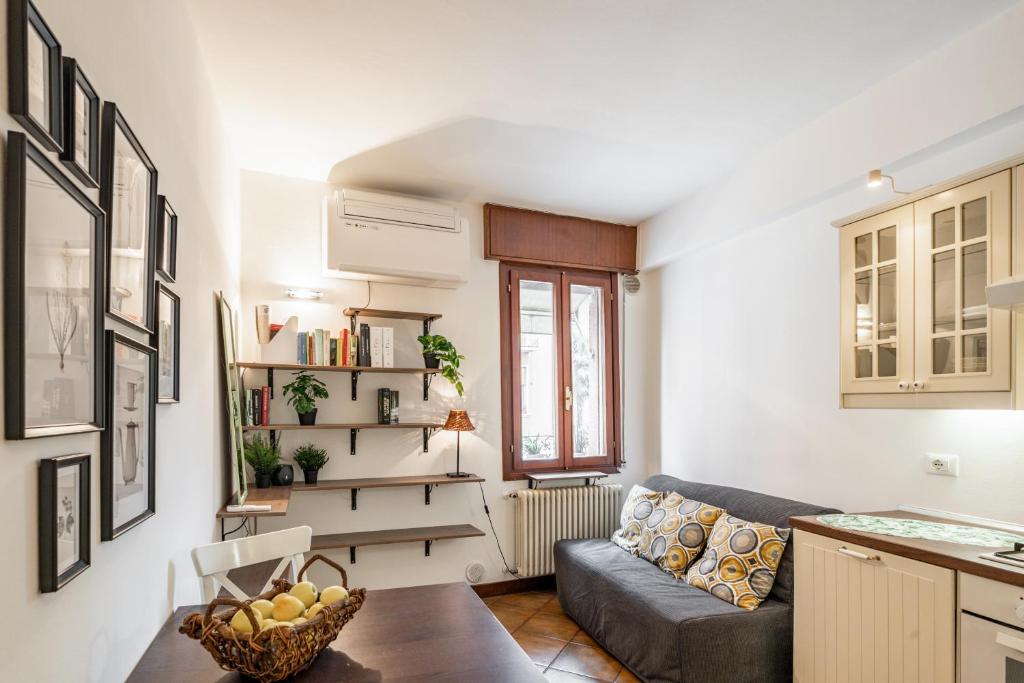 uma sala de estar com um sofá e uma mesa em Padova Santa Croce Apartment em Pádua