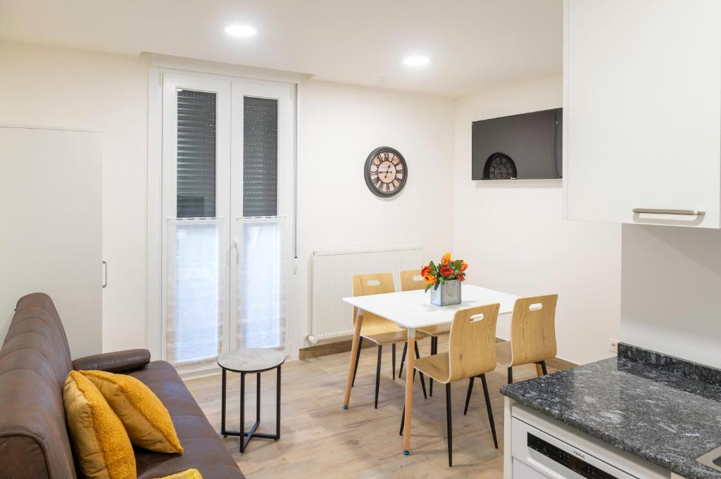 A kitchen or kitchenette at Apartamentos Herri Ondo REFUGIO CLIMATICO