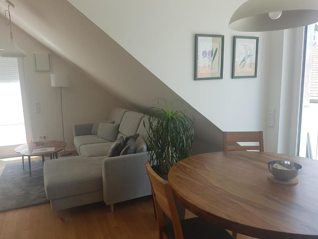 Posezení v ubytování Traumhafte neue Dachterrassenwohnung am Soyener See