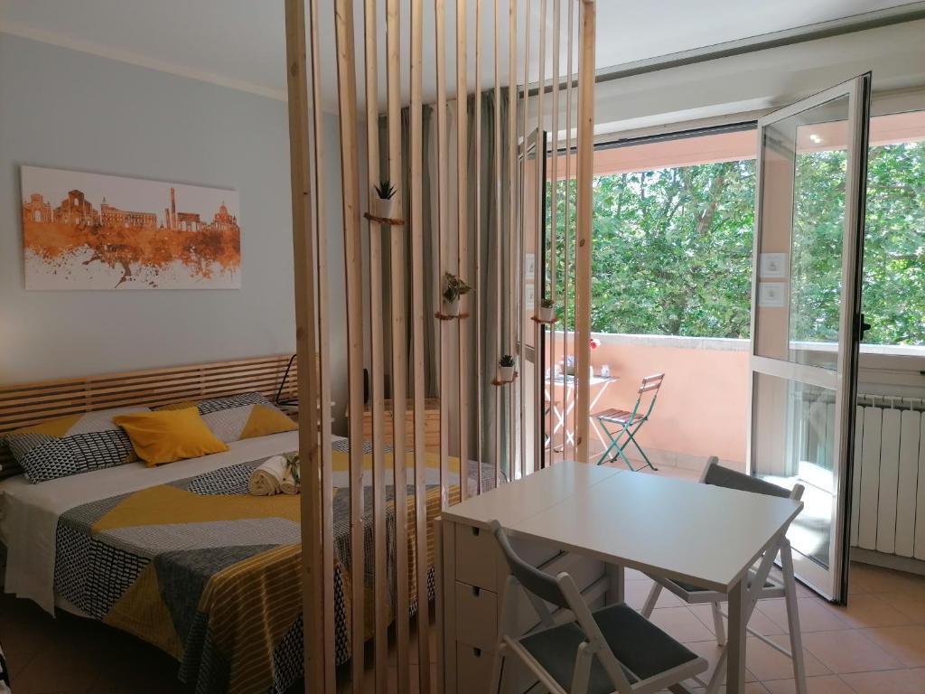 um quarto com uma cama, uma mesa e uma secretária em Area33 Guest House em Bolonha